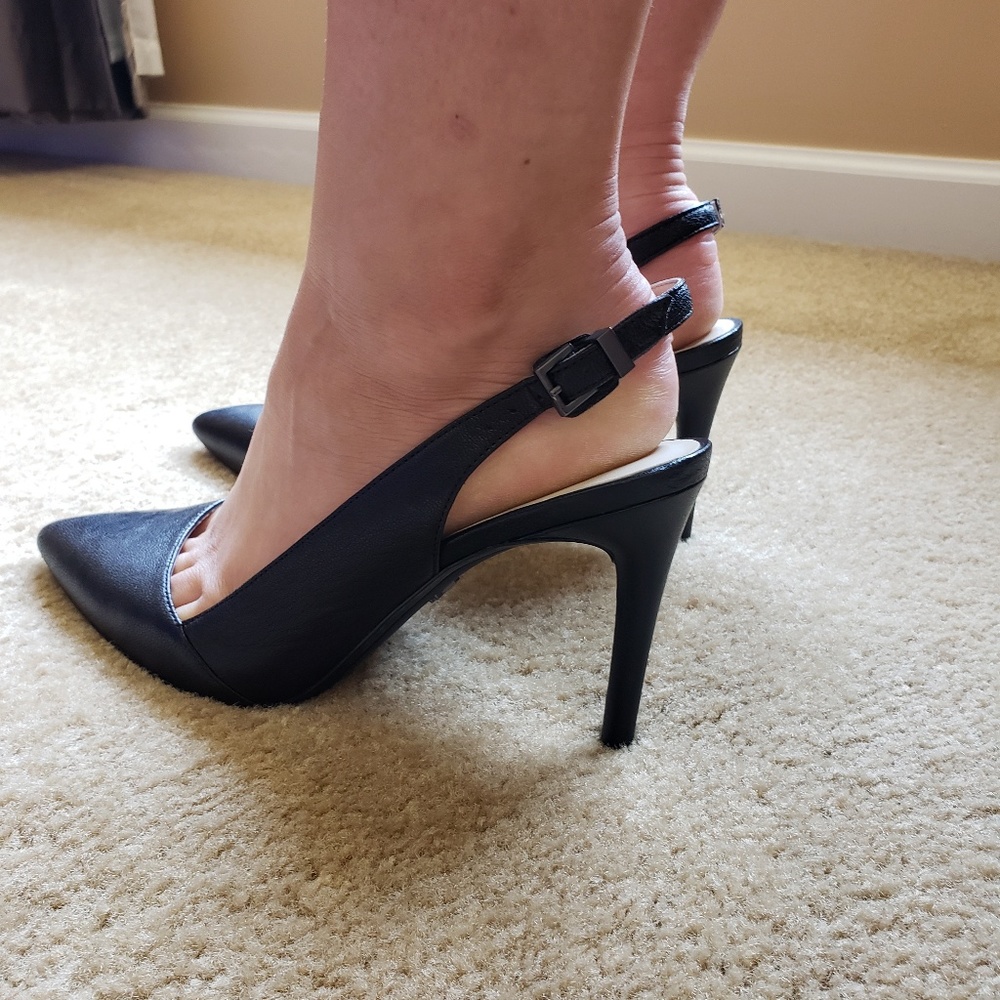 NWOT Kenneth Cole black stilletos.